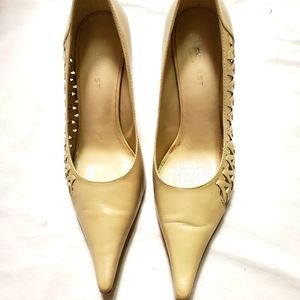 Women's pointed toe pump